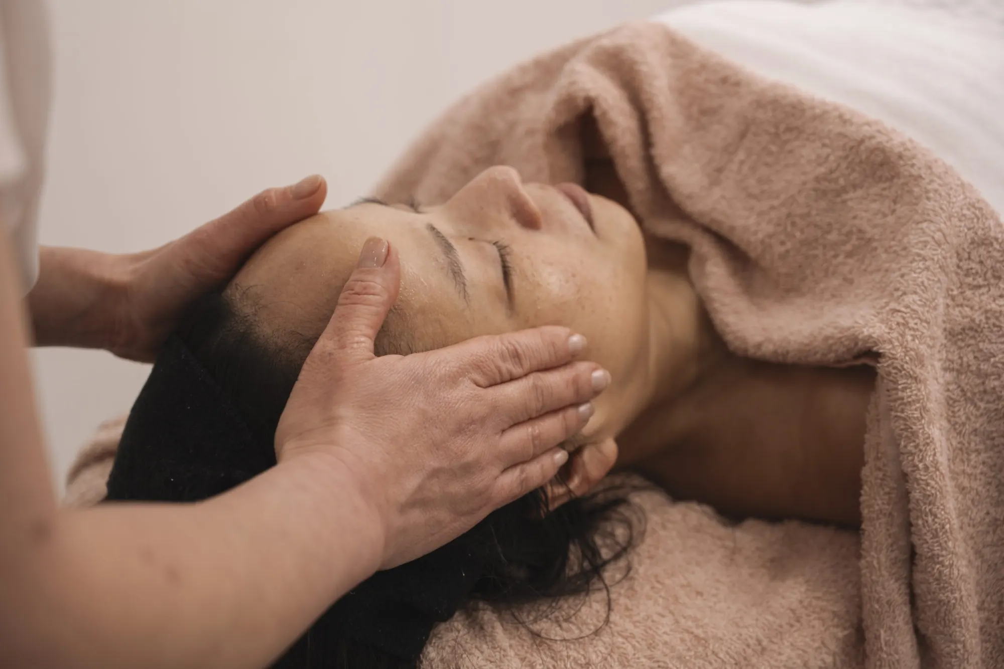 Gezichtsbehandeling bij Derma Forte — holistische huidverbetering